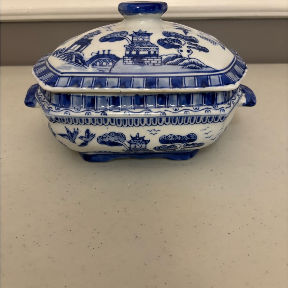 Blue Willow  Ceramic Tureen with removable lid